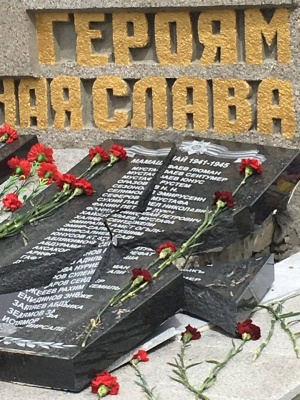 В окупованому Криму вандали розтрощили пам’ятник з іменами загиблих у Другу світову кримських татар