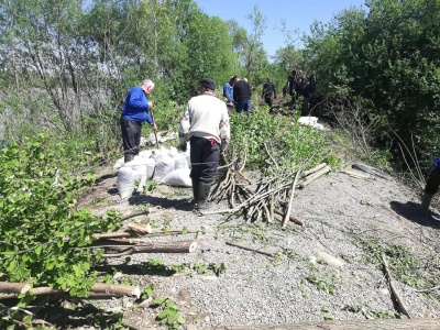 На Вижниччині продовжують укріплювати дамбу, яку розмив паводок на Черемоші – фото