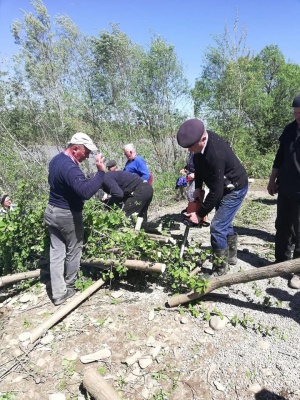 На Вижниччині продовжують укріплювати дамбу, яку розмив паводок на Черемоші – фото