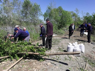 На Вижниччині продовжують укріплювати дамбу, яку розмив паводок на Черемоші – фото