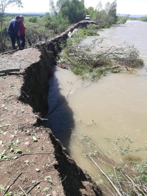 На Вижниччині продовжують укріплювати дамбу, яку розмив паводок на Черемоші – фото