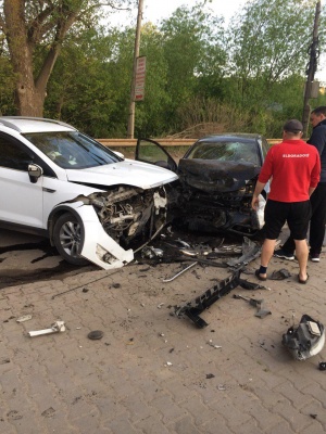 &#9889;&#65039;У Чернівцях на Сторожинецькій зіткнулись дві автівки, є постраждалі