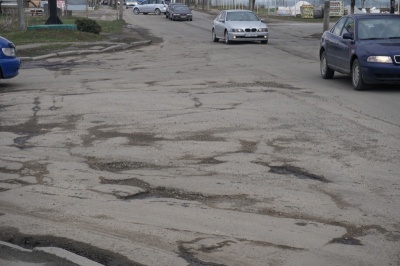 На латання ям на вулиці Хотинській виділили три мільйони гривень