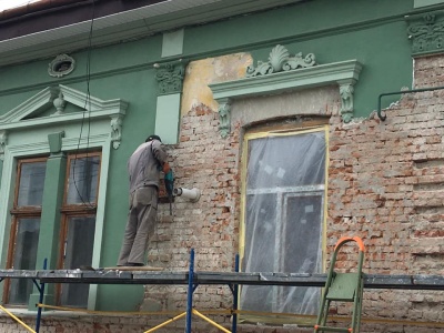 Розбивають ліпнину: у центрі Чернівців руйнують історичний будинок