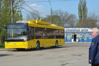 Асфальт у калюжі та нові тролейбуси у Чернівцях. Головні новини 10 травня.