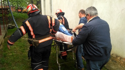 В ДСНС розповіли, як рятували буковинця, що провалився під землю – фото