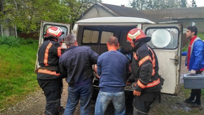 В ДСНС розповіли, як рятували буковинця, що провалився під землю – фото