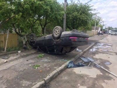 У Чернівцях легковик врізався у газову трубу та перекинувся – фото