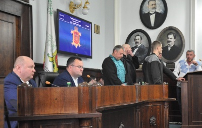 Скандальні землі та вишиті сорочки: як пройшла сесія Чернівецької міської ради - фото