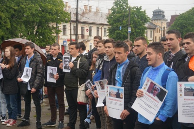 У Чернівцях на день вишиванки провели флешмоб, присвячений репресованим українцям