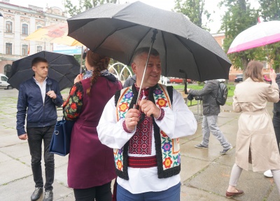 У Чернівцях на день вишиванки провели флешмоб, присвячений репресованим українцям