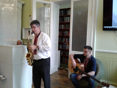 Американський дипломат зіграв у Чернівцях джаз на саксофоні – фото