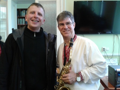 Американський дипломат зіграв у Чернівцях джаз на саксофоні – фото