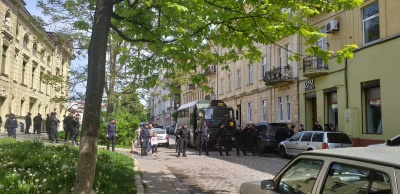 У Чернівцях поліція оточила Театральну площу через акцію ЛГБТ-спільноти – фото