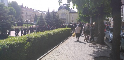 У Чернівцях поліція оточила Театральну площу через акцію ЛГБТ-спільноти – фото