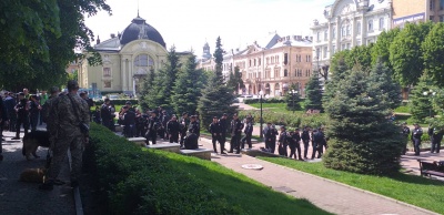 У Чернівцях поліція оточила Театральну площу через акцію ЛГБТ-спільноти – фото