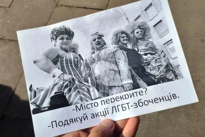 Акція проти гомофобії у Чернівцях: на Театральну площу прибули противники ЛГБТ