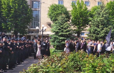 Акція проти гомофобії у Чернівцях: на Театральну площу прибули противники ЛГБТ