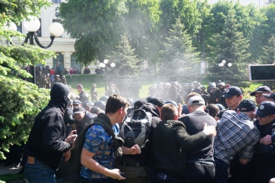 На акції ЛГБТ у центрі Чернівців перші сутички, застосували сльозогінний газ – фото