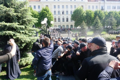 На акції ЛГБТ у центрі Чернівців перші сутички, застосували сльозогінний газ – фото