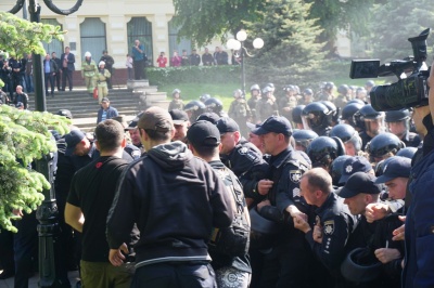 На акції ЛГБТ у центрі Чернівців перші сутички, застосували сльозогінний газ – фото