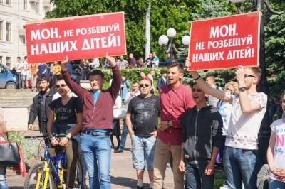 На акції ЛГБТ у центрі Чернівців перші сутички, застосували сльозогінний газ – фото
