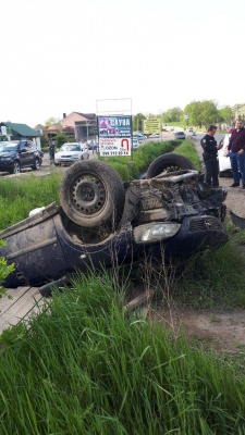 На Буковині водій не впорався з керуванням та з'їхав у кювет