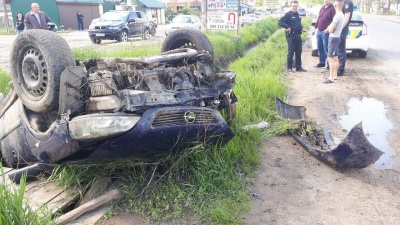 На Буковині водій не впорався з керуванням та з'їхав у кювет