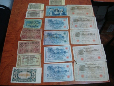 На Буковині митники вилучили в іноземця старовинні німецькі гроші – фото