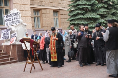 «Будуйте свої храми!»: про що говорять віряни УПЦ МП під стінами Чернівецької ОДА - фото