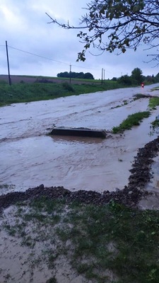 У Сторожинці злива підтопила дорогу, вулицею стікає річка – фото