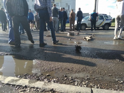 У Чернівцях пікетувальники заблокували рух на вулиці Хотинській, вимагаючи її ремонту – фото