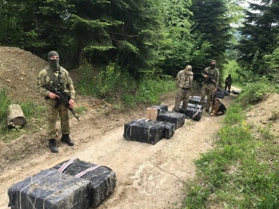 На Буковині з пострілами затримали контрабандиста-втікача і 4 нелегалів - фото