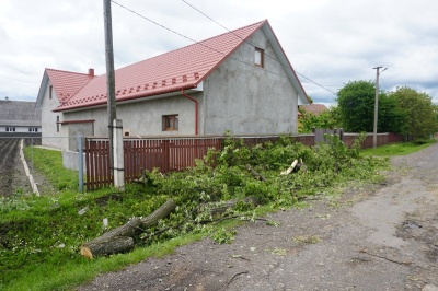 «Здалося, що на нас падає літак»: буковинці, що постраждали від смерчу, розповіли про пережите