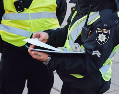 У Чернівцях патрульні штрафують комунальників та автодор через стан доріг