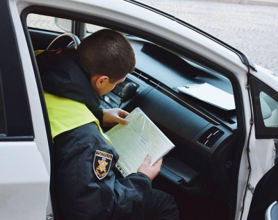 У Чернівцях патрульні штрафують комунальників та автодор через стан доріг