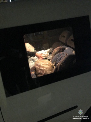 У Чернівцях поліція допомогла дістатися до лікарні жінці, яка народила немовля у авто