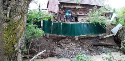 Негода на Буковині: у Красноїльську стався зсув грунту на приватному обійсті – фото