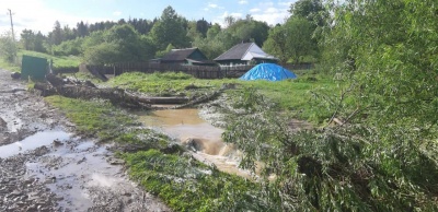 Негода на Буковині: у Красноїльську стався зсув грунту на приватному обійсті – фото