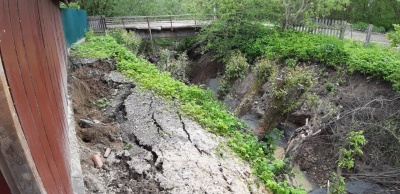 Негода на Буковині: у Красноїльську стався зсув грунту на приватному обійсті – фото