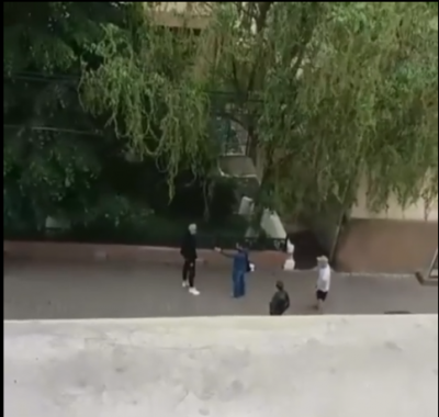 У Чернівцях чоловік посеред вулиці погрожував пістолетом людині - відео
