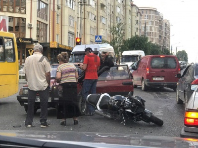 У Чернівцях легковик зіткнувся з мотоциклом, без постраждалих