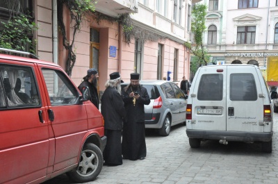 Молитовне стояння під Чернівецькою ОДА: на захід прийшли понад 1000 вірян - фото