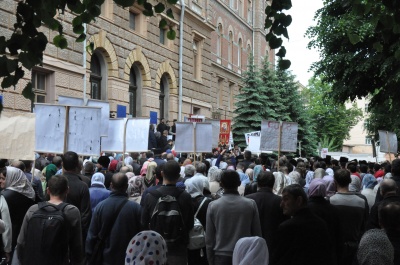 Молитовне стояння під Чернівецькою ОДА: на захід прийшли понад 1000 вірян - фото