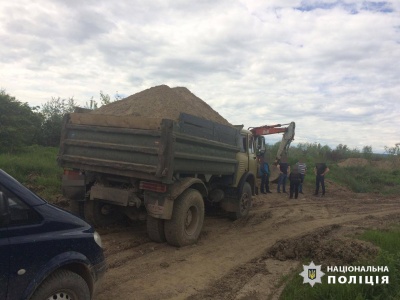 На Буковині затримали двох осіб, які незаконно видобували гравій на річці Прут