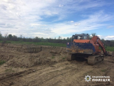 На Буковині затримали двох осіб, які незаконно видобували гравій на річці Прут