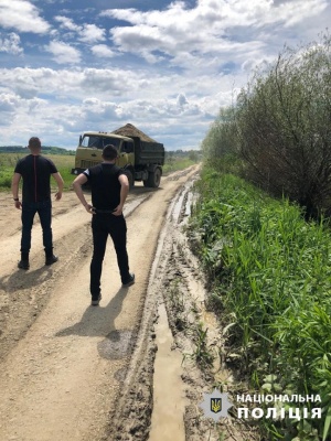 На Буковині затримали двох осіб, які незаконно видобували гравій на річці Прут