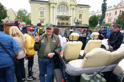 40-річні BMW та армійський Willys: як пройшов у Чернівцях перший фестиваль ретро-автомобілів – фото