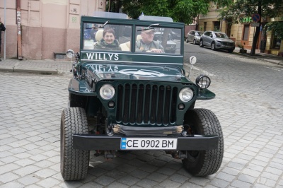 40-річні BMW та армійський Willys: як пройшов у Чернівцях перший фестиваль ретро-автомобілів – фото