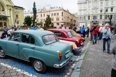 40-річні BMW та армійський Willys: як пройшов у Чернівцях перший фестиваль ретро-автомобілів – фото